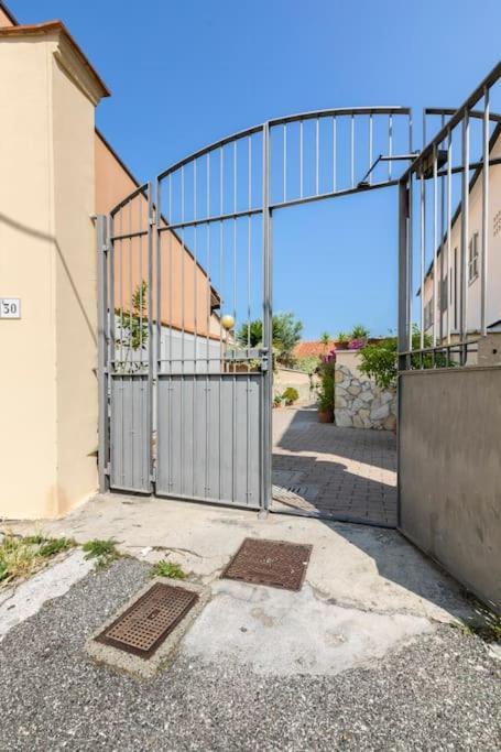 Casa “Oasi Del Mare” Lägenhet Livorno Exteriör bild